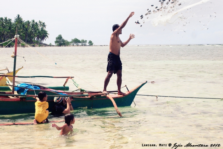 Jojie Alcantara capturing fisherman throwing his net