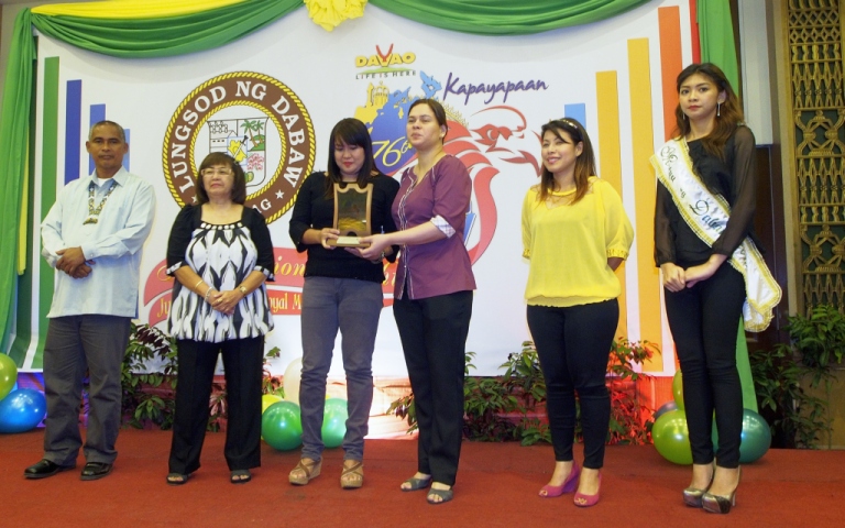 Receiving an award of recognition from the City Mayor  © Jojie Alcantara