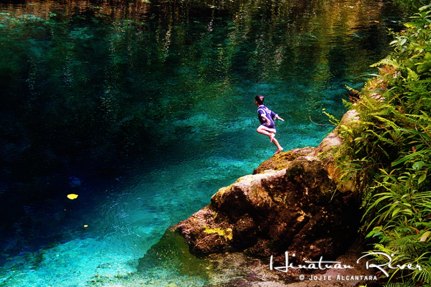 Kid dives in Hinatuan Enchanted River © Jojie Alcantara